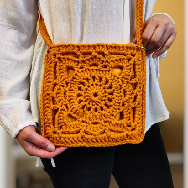 Żółta torebka na szydełku